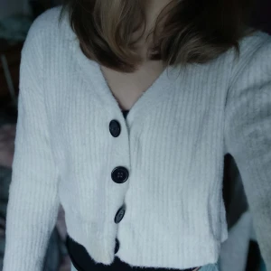 Vit kofta - Hej! Jag säljer en vit, varm kofta. Den är använd några gånger och såklart även tvättad. Det finns en liten, liten fläck men den syns inte alls vid användning av koftan. 🥰 Här av dig vid frågor eller funderingar 💗