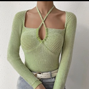 Grön sexig topp - En väldigt mjuk och stretchig grön sexig topp med band som man knyter runt halsen. Aldrig använd säljer då den är för stor på mig 