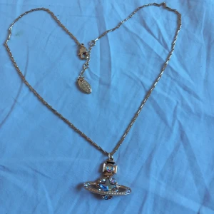 Vivienne Westwood halsband tryck inte köp nu  - Vivienne Westwood halsband tryck inte köp nu 