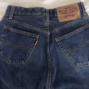 Säljer mina Levi’s Crocker jeans, storlek S. Jättefint skick🥰 Passar lite kortare personer. Jag är 157 och passar jättebra! 