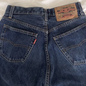 Levi’s Crocker  - Säljer mina Levi’s Crocker jeans, storlek S. Jättefint skick🥰 Passar lite kortare personer. Jag är 157 och passar jättebra! 