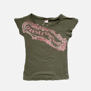 Diesel t-shirt - BUDGIVNING ❤️‍🔥T-shirt från Diesel i strl L, passar som en XS 🫶🏼 Den är i begagnat men fint skick. Fraktalternativ finner du nedan!