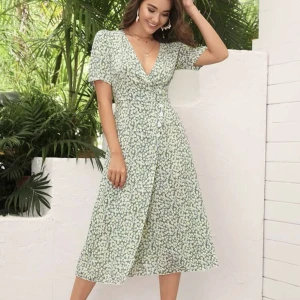 Sommarklänning grön S - Superfin grönblommig klänning i strl S, använd Max 5 ggr