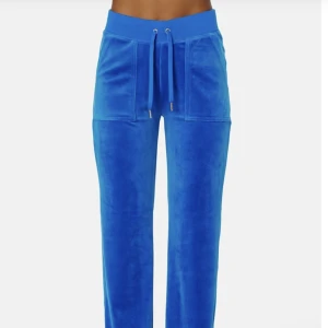 Blå juicy mjukisar - Säljer mina blå juicy couture byxor i storlek S, fint skick!!   Den äldre modellen med mudd!