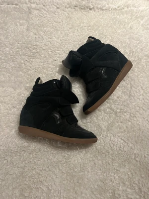 Isabel Marant skor - Världens finaste Isabel Marant skor i storlek 38🥹 I fint använt skick. En liten slitning på ena ”kudden” (se bild 3!)