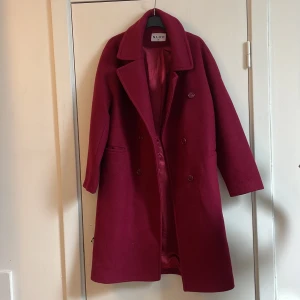 Kappa nakd  - Snygg kappa från nakd. Endast använd en gång. Frakt tillkommer, storlek 38