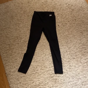 Träningsbyxor  - Ett par fina träningsbyxor som aldrig är använda. Har även en lite ficka på sidan 