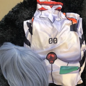 Rei ayanami cosplay - Säljer min rei cosplay då jag inte är ett jättestort evangelion fan. Passar mig perfekt {jag är 170cm} Har hål i tummen och pekfingret på höger hand för att kunna använda en mobil