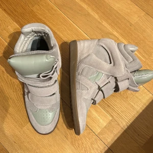isabel marant skor - Nästan aldrig använda, köpta på plick därav ingen box men går att lösa, supersnygga och perfekt nu till våren! storlek 38 men lite små så skulle passa någon med 37/38, kan gå ner i pris