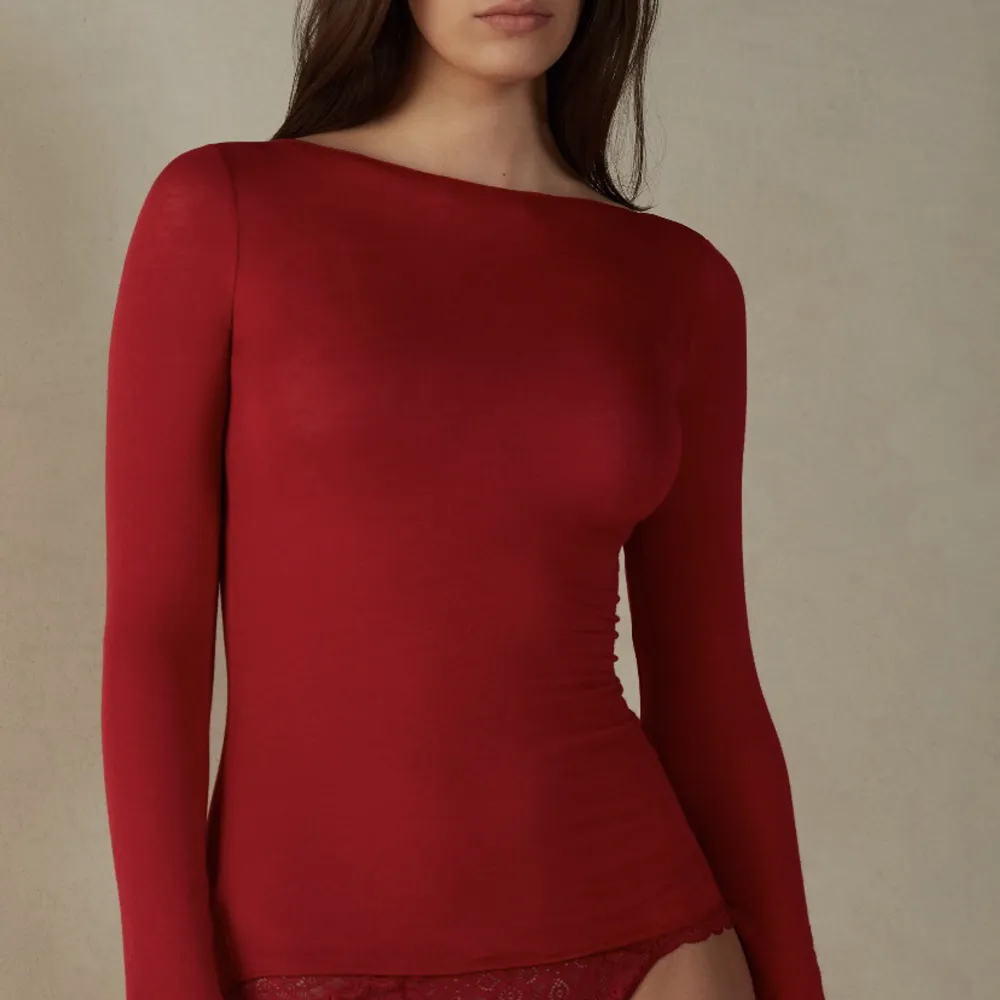 slutsålda intimissimi tröjan i den ljusa röda färgen ❤️ använd en gång . Tröjor & Koftor.