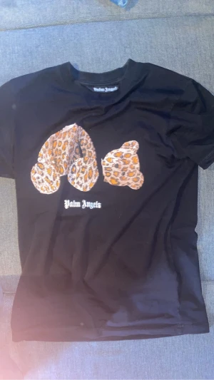 Palm angels tshirt - Storlek s passar mig perfekt 179cm och väger 78kg använd i bra skick och i rätt tvätt grad osv