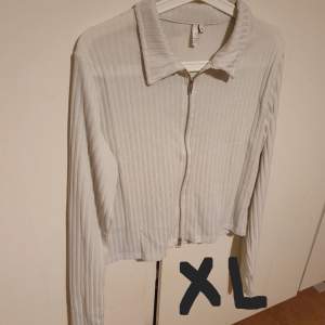 Säljer en Nelly vit kort tröja storlek XL för 100 kr + frakt. Skicka ett meddelande om du är intresserad att köpa eller tryck pp Köp Nu för att köpa! #plick