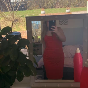 Röd klänning från bikbok  - Röd klänning i M men kan passa en S beror på hur man vill att den ska sitta 