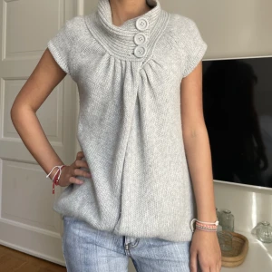 Superfin kofta!!😍 - Såå fin kofta! Mysigt material och varm😇 Storlek M Uppvikt på bilden så är lite längre i modellen