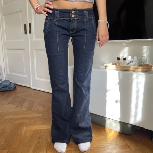 Säljer mina superfina mörkblå Jeans☺️☺️ - Sååå fina jeans med coola detaljer! Jättefint skick skriv för mått! Modell 167❤️ Lowwaist!!!