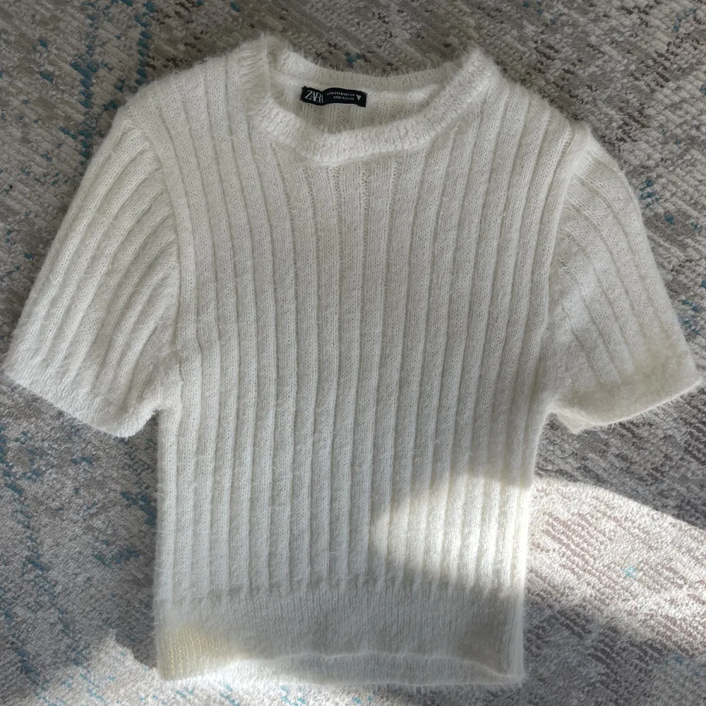 En jättesnygg tröja från zara som endast använts 1 gång! Den passar både som XS, S Och M. T-shirts.