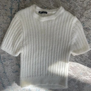 T-shirt  - En jättesnygg tröja från zara som endast använts 1 gång! Den passar både som XS, S Och M