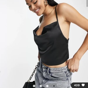 svart satinlinne  - svart satinlinne från asos, använd endast 1 gång så superbra skick 🖤 köparen står för frakten ⚡️