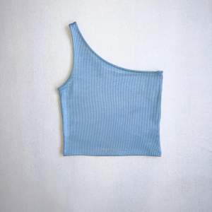 Topp från Gina tricot i en perfekt blå färg. Passar till ALLT🤩 Har kommit till användning men nu är det dags att rensa garderoben. Frakt tillkommer ❤️💌