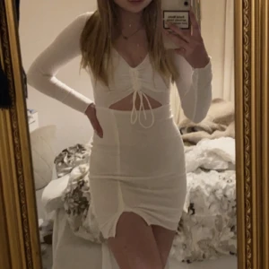 Student klänning - Säljer min andra klänning som jag hade tänkt att ha på studenten men det blev inte av att jag använde den. Den är endast testad.🥰 Köpt ifrån Princess polly för 550kr men säljer för 250kr🥰 Storlek 34❤️ Köparen står för frakten