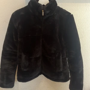 Mysig jacka  - Jackan är från zara. En kortare modell. (Fram till rumpan).  Jackans ”ögla” där man hänger upp jackan har släppt. Men går lätt att sy dit. Sen har området vid lappen också släppt, men går också att sy. Storlek: Xs  Pris: 50kr