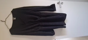 Glittrig klänning  - Glittrig klänning från Lindex. Använd en gång. 