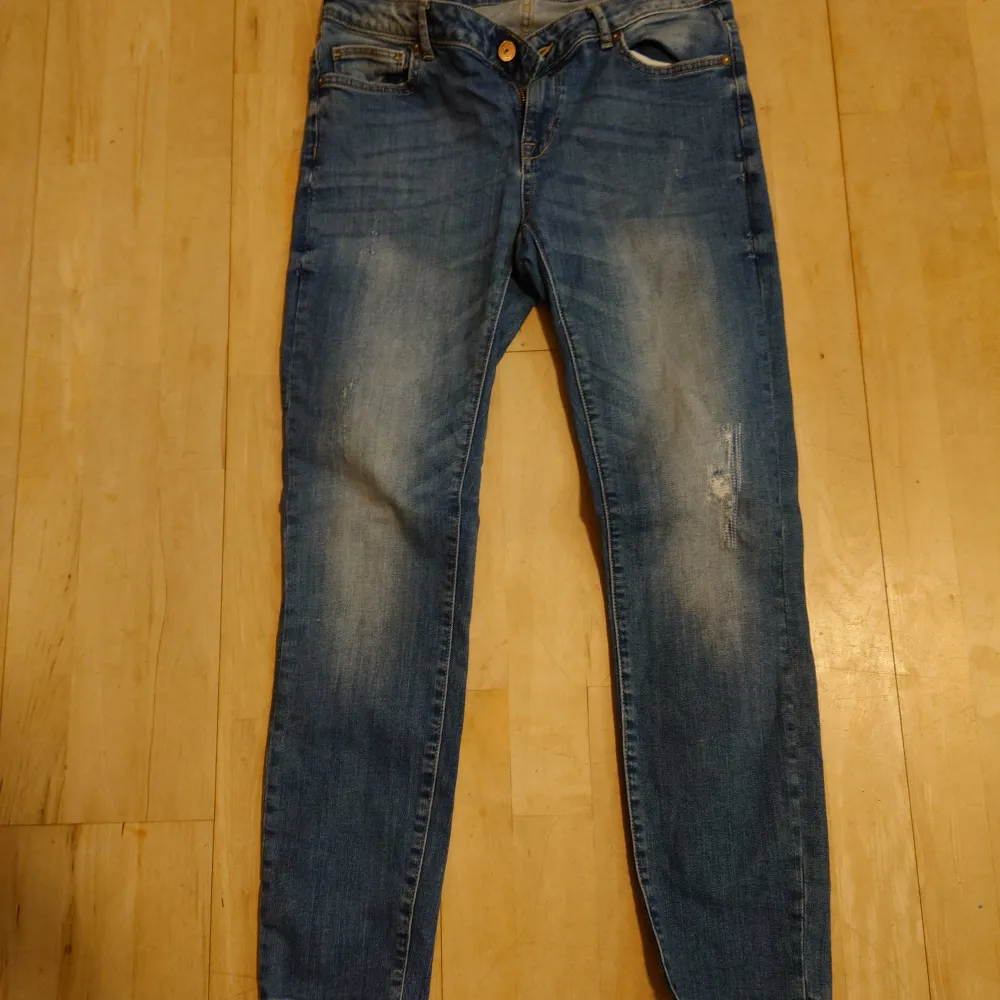 Supersnygga jeans från Lindex slim strl 40.  I fint skick. Ej sydda nertill så fransiga.   Rökfritt hem men djur finns. Jeans & Byxor.