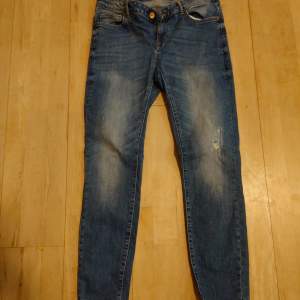 Supersnygga jeans från Lindex slim strl 40.  I fint skick. Ej sydda nertill så fransiga.   Rökfritt hem men djur finns