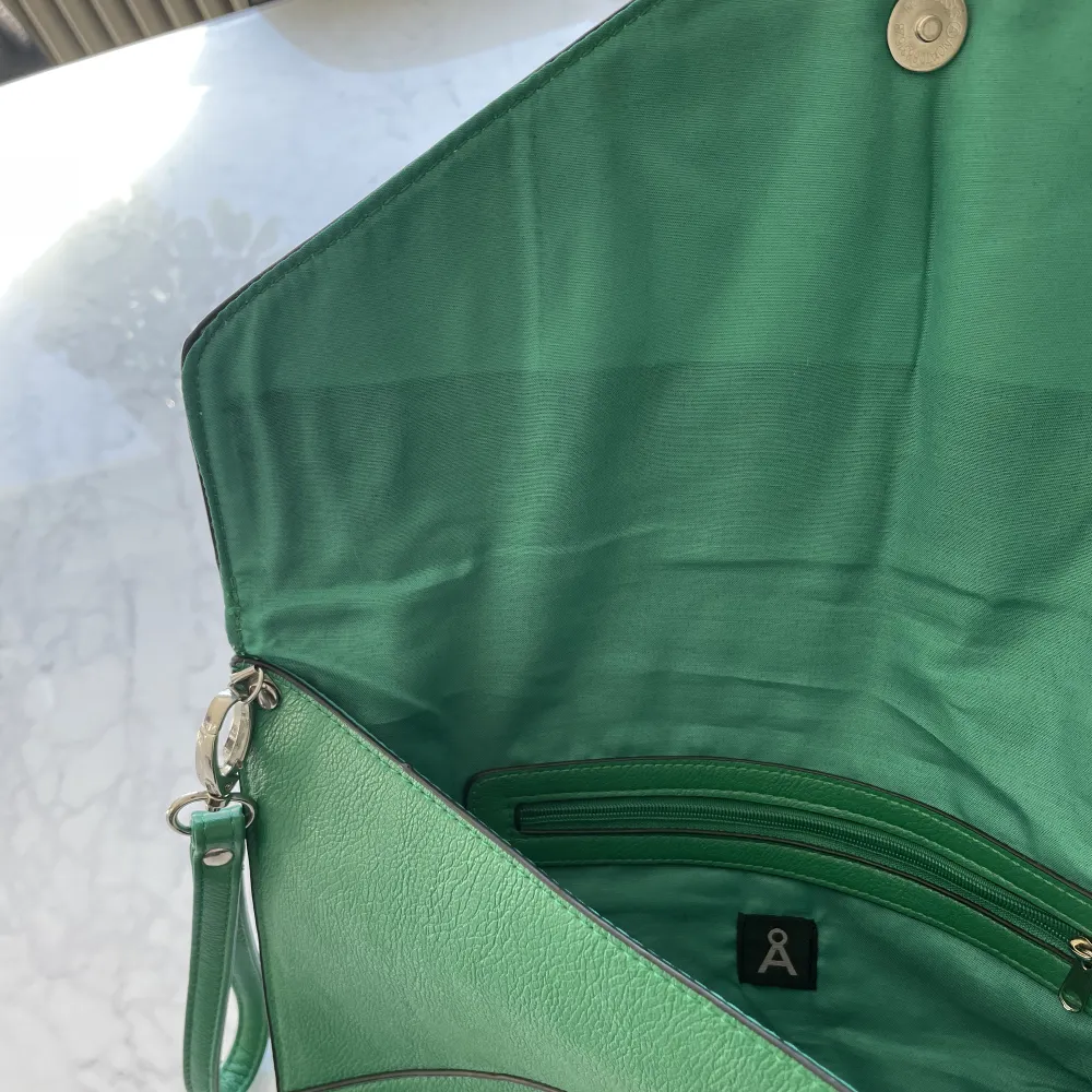 Grön kuvertväska från Åhlens!💚. Väskor.