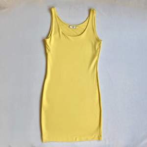 Klänning från Mango i perfekt gul färg 🤩💛 Det är dubbla lager vid bysten för extra stöd. Klänningen har aldrig kommit till användning tyvärr. Fri frakt💌❤️