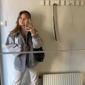 Jacka - Säljer denna as snygga basebolljacka ifrån Na-Kd. Använd fåtal gånger. Storlek 34 men är mycket oversized i modellen. Nypriset var 799-899 minns ej exakt 