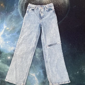 Blå ripped baggy jeans🤍 - Super snygga så ni ser så har den en öppning i slutet ❤️ passar till folk som har storlek 158 ❤️