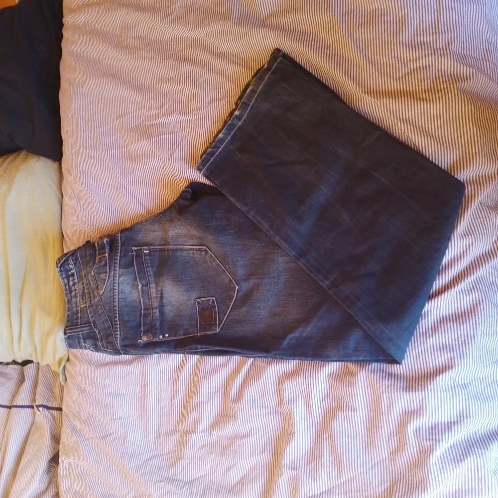 Jeans i bra skick Size 30/32 Inga stor hål eller slitningar  Lite slitage längst ner i fotändan   . Jeans & Byxor.