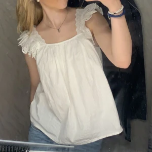 Vit topp - super söt tröja , perfekt för sommaren. Använd få gånger, säljer pga av att den inte kommer till användning längre ❤️