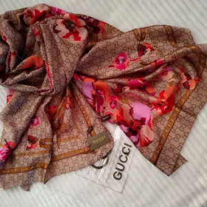 Gucci 100% silk halstørklæde. - 180x90 sm. - 100% silk - dry clean only - Made in Italy 