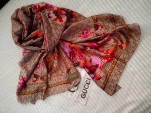 Gucci 100% silk halstørklæde. Made in Italy  - Gucci 100% silk halstørklæde. - 180x90 sm. - 100% silk - dry clean only - Made in Italy 