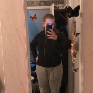 Zip upp Hoddie - Mysig zip up hoddie. Säljer för jag inte änvänder den. Lite sprucken söm i ärmen men ska sy  ihop den
