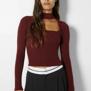 Topp från bershka - Säljer denna topp från bershka! Supersnygg och superskön. Aldrig använd🌺