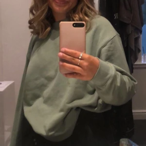 Sweatshirt  - Så fin grön färg!