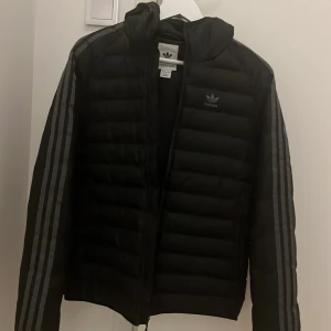 Vinterjacka - Tjena! Säljer denna vinterjacka då den har varit för liten ett bra tag. Använd fåtal gånger, skick 9/10. Retail: 1000 stl:xs 