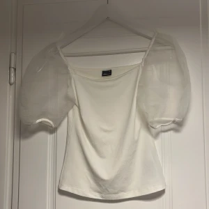 Topp  - Toppen är från Gina tricot, Storlek: XS, Pris: 20kr