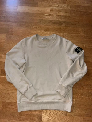 Stone island hoodie - Snygg stone island hoodie, bra skick knappt använd.