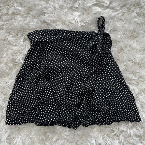 Byxkjol - Söt byxkjol från Zara. Shorts inne men ser ut som en kjol runt hela. Så väldigt bekväm!! Fint skick!!