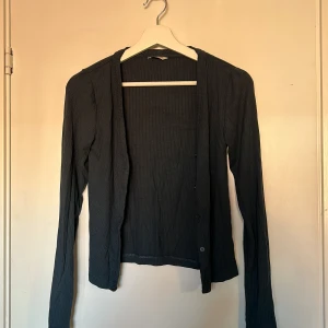 cardigan/kofta - mörkblå/grön kofta från cubus. sparsamt använd