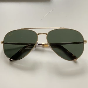RayBan New Aviator - Guld/grön använda en sommar. Nypris 1670:-