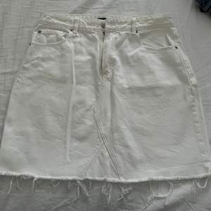 Jeans kjol i vit. Köpt på BikBok. Använd 3-4 gånger så i princip ny.
