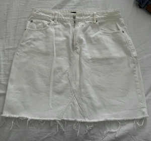 Jeans kjol - Jeans kjol i vit. Köpt på BikBok. Använd 3-4 gånger så i princip ny.
