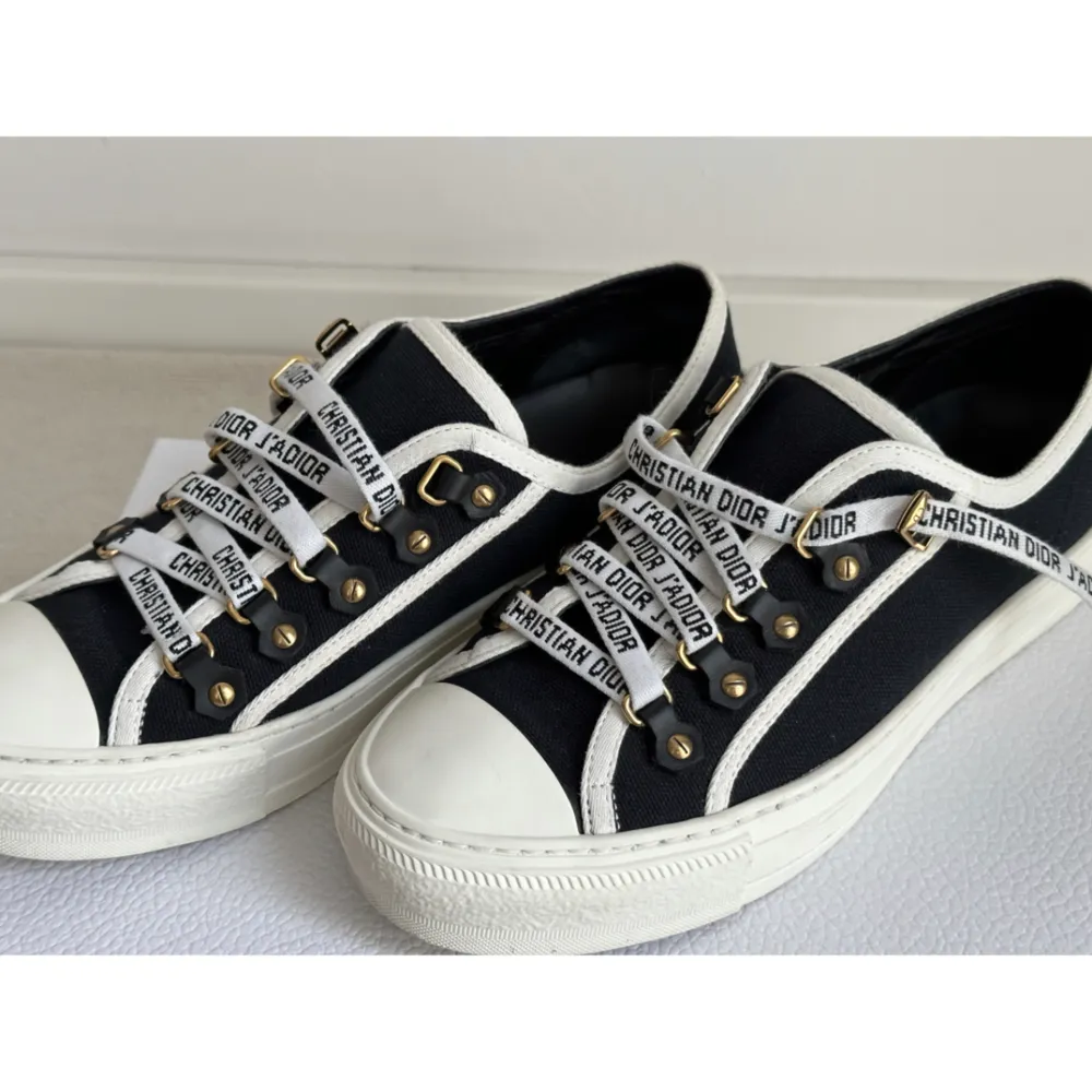 Dior sneakers köpta från Vestiaire. Jag har använt dem 1 gång med hon jag köpte den av har använt dem ungefär 4 gånger.  Dem är i väldigt bra skick. . Skor.