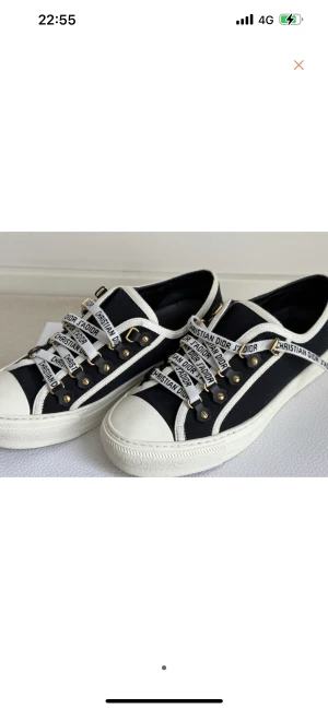Dior sneakers  - Dior sneakers köpta från Vestiaire. Jag har använt dem 1 gång med hon jag köpte den av har använt dem ungefär 4 gånger.  Dem är i väldigt bra skick. 