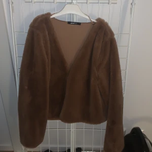 Fluffig brun kofta - Ingen användning till koftan.😊